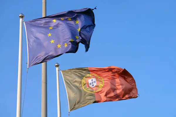 Португальский Национальный Флаг Флаг Европейского Союза Размахивающие Ветру — стоковое фото