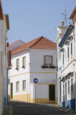 Güneşli bir günde, Portekiz 'in Ericeira şehrinde sakin bir sahne.