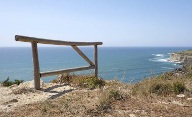 Portekiz, Ericeira sahilinde küçük ahşap çitler.