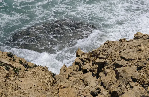 Portekiz, Ericeira sahiline gelen dalgalara bakıyorum.