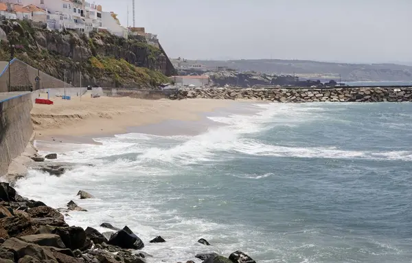 Portekiz, Ericeira sahiline dalgalar geliyor.