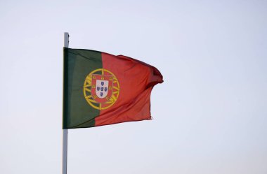 Portekiz bayrağı açık gökyüzüne karşı rüzgarda dalgalanıyor
