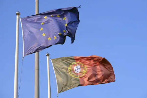 Portugals Nationella Flagga Och Europeiska Unionens Flagga Vinkar Vinden — Stockfoto