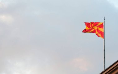 Kuzey Makedonya 'nın ulusal bayrağı Üsküp' te rüzgarda dalgalanıyor