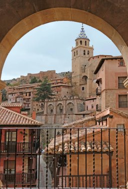 İspanya 'daki güzel dağ köyü Albarracin' e bakın.