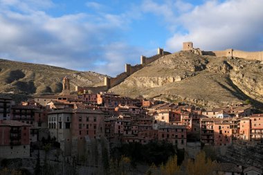İspanya 'daki güzel dağ köyü Albarracin' e bakın.