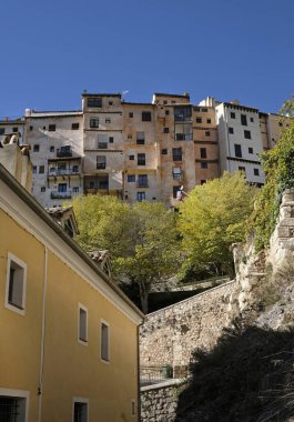 İspanya Cuenca 'daki güzel binalar, sonbahar mevsiminde