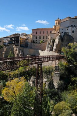 İspanya Cuenca 'daki güzel binalar, sonbahar mevsiminde