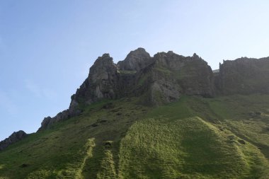 Güneşli bir günde İzlanda 'da kaya oluşumu