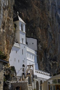 Ostrog Manastırı 'nın güzel manzarası, dik bir dağ yamacına inşa edilmiştir.