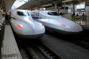 Tokyo, Japonya - 3 Ocak 2023: Tokyo, Japonya 'da bir tren istasyonunda yolcu bekleyen Shinkansen hızlı treni.