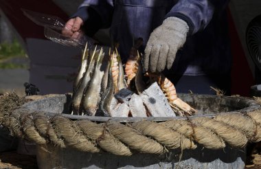 Japonya 'daki bir sokak satıcısından taze deniz yiyeceği.