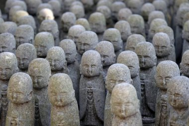 Japonya 'nın Kamakura kentindeki Hase-dera tapınağındaki birçok Budist heykeli