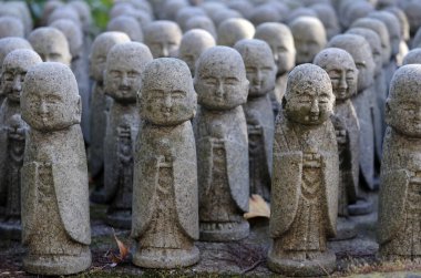 Japonya 'nın Kamakura kentindeki Hase-dera tapınağındaki birçok Budist heykeli