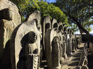 Japonya 'nın Kamakura kentindeki Hase-dera tapınağındaki birçok Budist heykeli