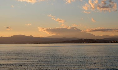 Batan güneş Enoshima, Japonya üzerinde gökyüzünü boyuyor.