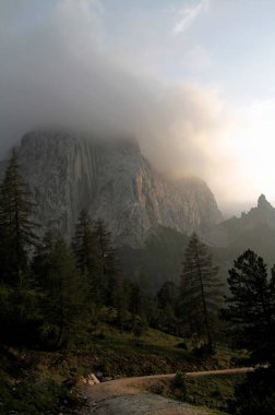 Avrupa Alplerindeki dağların üzerinde dramatik bir gökyüzü