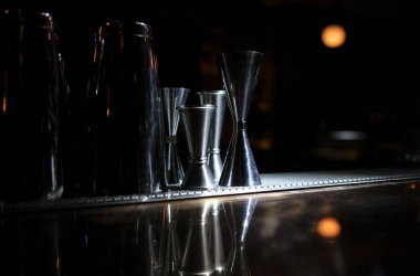 Barmen ekipmanları bir kokteyl barının spot ışıklarında