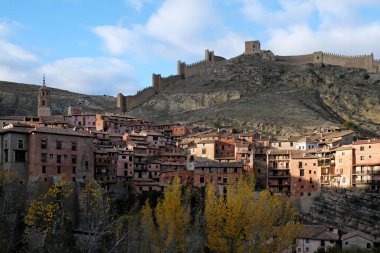 İspanya 'daki güzel dağ köyü Albarracin' e bakın.