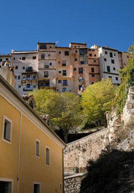 İspanya Cuenca 'daki güzel binalar, sonbahar mevsiminde