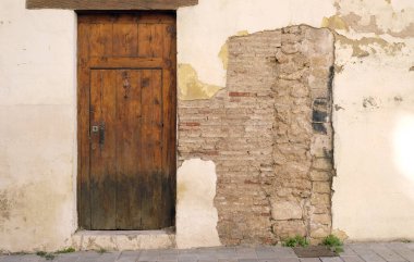 Eski bir binada aşınmış ahşap bir kapı.