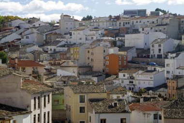 İspanya Cuenca 'daki güzel binalar, sonbahar mevsiminde