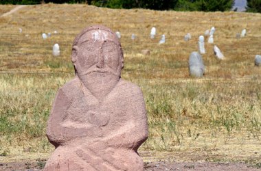 Kırgızistan 'daki Burana Kulesi yakınlarındaki antik taş heykeller (Kurgan stelae veya Balbals)