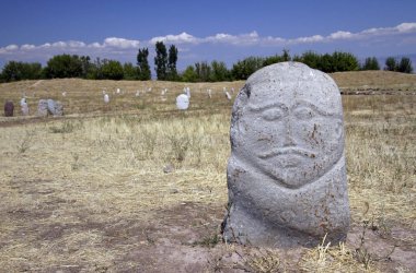 Kırgızistan 'daki Burana Kulesi yakınlarındaki antik taş heykeller (Kurgan stelae veya Balbals)