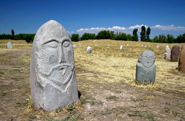 Kırgızistan 'daki Burana Kulesi yakınlarındaki antik taş heykeller (Kurgan stelae veya Balbals)