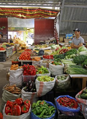 Cholpon Ata, Kırgızistan - 24 Ağustos 2019: Kırgızistan 'ın Cholpon Ata kentindeki bir meyve ve sebze pazarında renkli ürünler sergileniyor