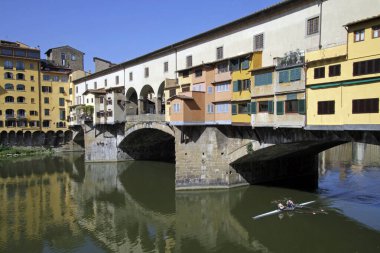 07 Temmuz 2018 - İtalya 'nın Floransa kentindeki ünlü Ponte Vecchio köprüsünün altında Arno nehrinde bir kano