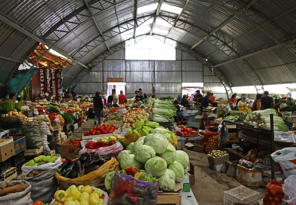 Cholpon Ata, Kırgızistan - 24 Ağustos 2019: Kırgızistan 'ın Cholpon Ata kentindeki bir meyve ve sebze pazarında renkli ürünler sergileniyor