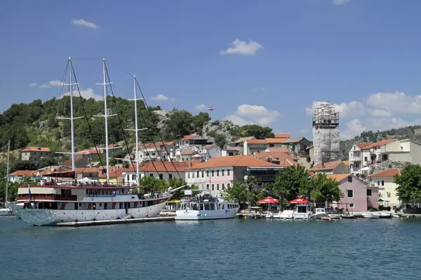 03 Haziran 2019 - Hırvatistan 'ın Skradin kenti: Feribotların Krka ulusal parkına ziyaretçi getirdiği Skradin kentinin marinasında güzel bir manzara.