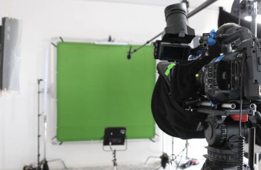 Yeşil ekran, ışık ve kameralı bir TV stüdyosuna yerleşin.