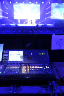 Konferansta ışıklarla ilgilenen teknisyen.