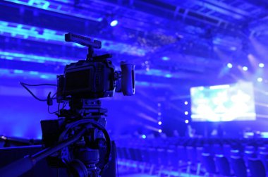 Karanlık bir odadaki bir olay sırasında kamera sahneyi gösteriyordu.