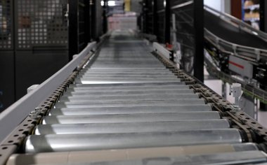 Üretim alanında veya dağıtım deposunda taşıma bandı