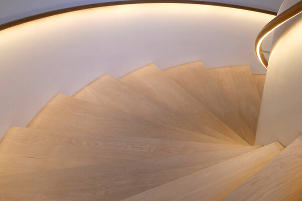 Деревянные лестницы, ведущие вниз с освещенными перилами