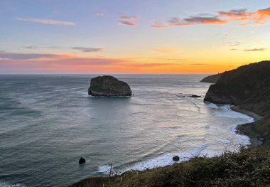 İspanya 'daki San Juan de Gaztelugatxe Okyanusu' nda gün doğumunda