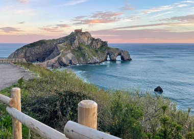 İspanya 'da güneş doğarken San Juan de Gaztelugatxe' ye bakın