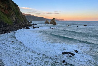 İspanya 'daki San Juan de Gaztelugatxe Okyanusu' nda gün doğumunda