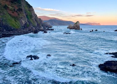 İspanya 'daki San Juan de Gaztelugatxe Okyanusu' nda gün doğumunda
