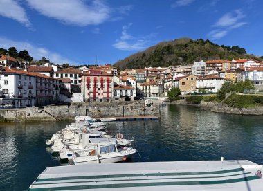 Güneşli bir günde İspanya 'nın Mundaka limanının güzel manzarası