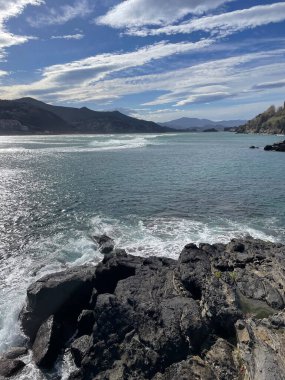İspanya 'nın Mundaka şehrinde bir bahar günü dalgalar geliyor.