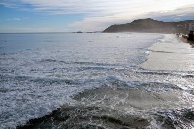 İspanya 'nın Zarautz kentinden gelen dalgalar