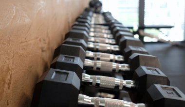 Spor salonundaki ağırlık sırasına odaklan.