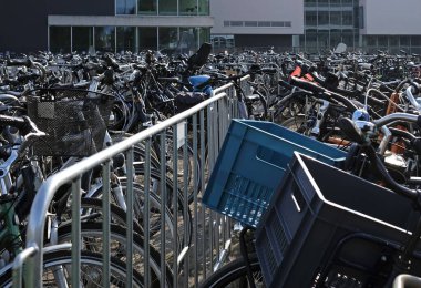 Amersfoort, Hollanda 'da park etmiş çok sayıda bisiklet var.