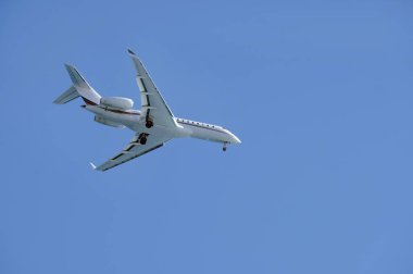 Mavi gökyüzüne karşı özel jet yaklaşıyor. Güzel, Fransa.