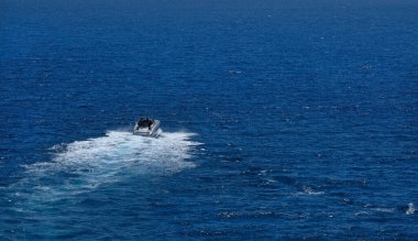 Zenginlik ve finansal bağımsızlık - motorlu tekne Nice, Fransa limanından ayrılıyor