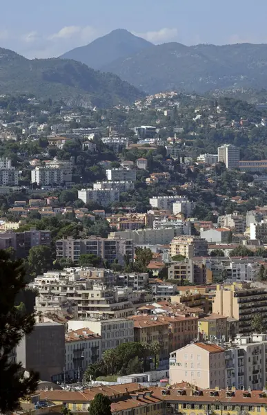 Güneşli bir öğleden sonra Nice, Fransa 'nın manzarasına bakın.